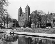 851199 Gezicht op de aanleg van een spuikoker in de Stadsbuitengracht ter hoogte van het Willemsplantsoen met de ...